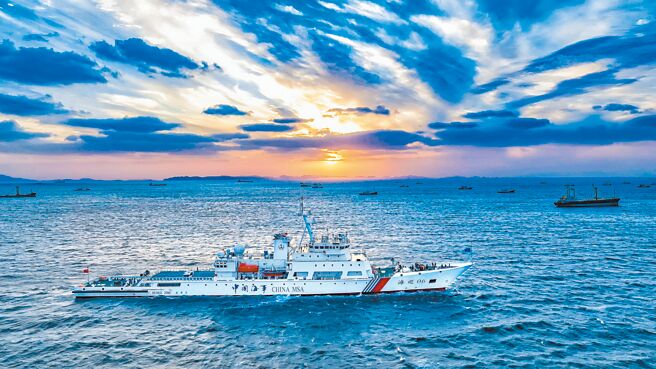大陸大型海巡救助船「海巡06」輪11日列編福建，稱將常態航行台灣海峽執行公務。（中新社）