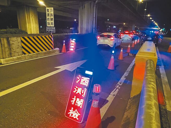 台中与彰化警方近日同步实施封闭式道路临检勤务，于台74线快速道路衔接平面道路段，以「封闭式」方式设置路检点，强力取缔酒驾。（台中市警察局提供／张妍溱台中传真）