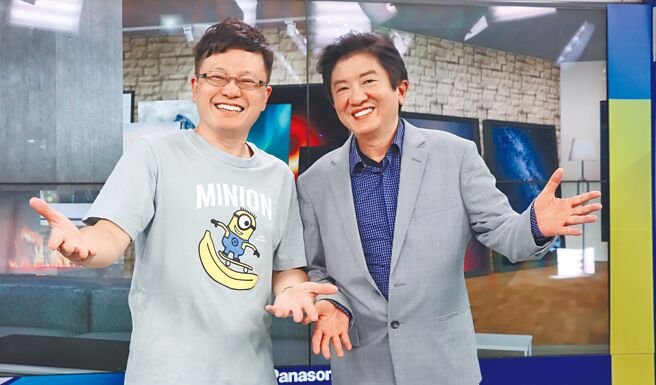 《25號6樓》由主播戴立綱（左）、時事評論員彭華幹主持。（中天新聞提供）