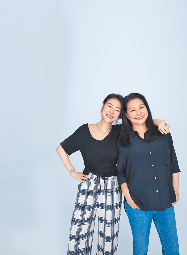 小S（左）和S妈合作Podcast节目。（金星文创提供）