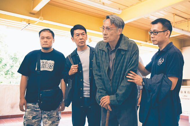 吴镇宇（右二）拍摄《校长》化老妆，成功演活年迈的校长。（华映提供）