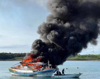 澎湖漁船返港起火燃燒  船主滅火燒傷手臂