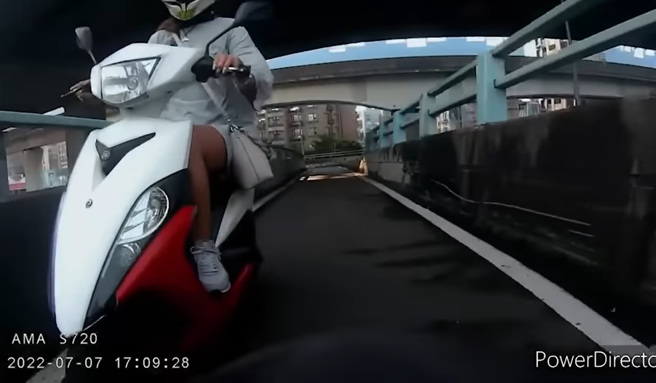 男子中興橋車騎機車遭長腿女騎士逼車，便心一橫阻擋該女騎士超車。（翻攝自YouTube頻道「WoWtchout - 地圖型行車影像分享平台」）