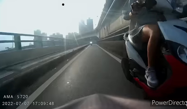 男子中興橋車騎機車遭長腿女騎士逼車，便心一橫阻擋該女騎士超車。（翻攝自YouTube頻道「WoWtchout - 地圖型行車影像分享平台」）