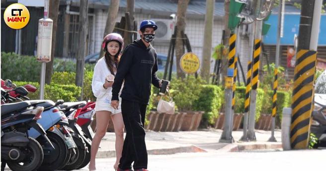 本刊去年曾直击曹佑寧骑机车载锺蕙羽外出用餐。（图／本刊摄影组）