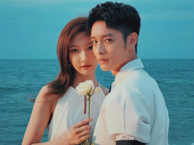 曹佑寧与余玥拍摄网剧《他在逆光中告白》，有不少亲密对手戏。（图／翻摄余玥微博）