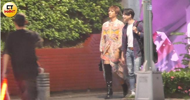 男扮女装的庄凯勛与一名鲜肉演员拍戏并肩步行。（图／本刊摄影组）