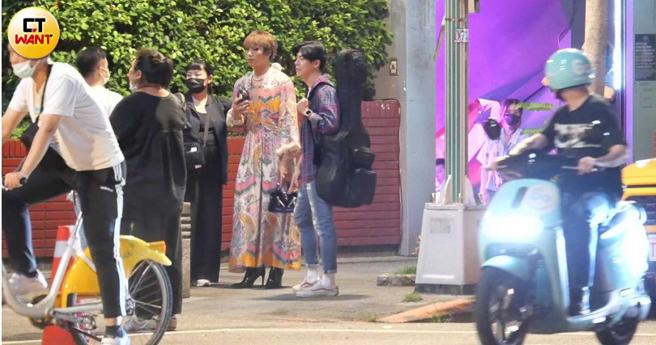 庄凯勛的扮相不断引起经过的路人或骑士的侧目。（图／本刊摄影组）
