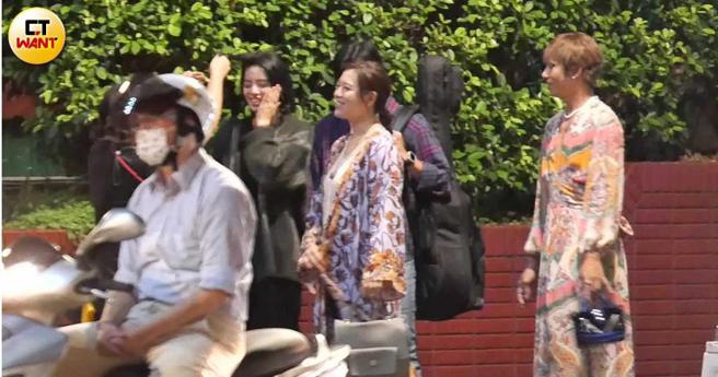 陆夏疑似是要为了情绪冷静下来，竟然赏了自己一巴掌。（图／本刊摄影组）