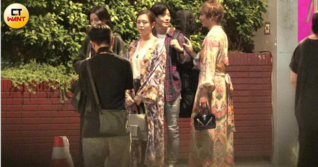 庄凯勛不管是在中场休息还是正式开拍，都是十足女人样。（图／本刊摄影组）