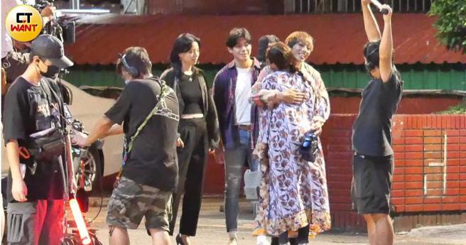 四人拍摄站在路边聊天的戏码，庄凯勛和刘品言拥抱道别。（图／本刊摄影组）