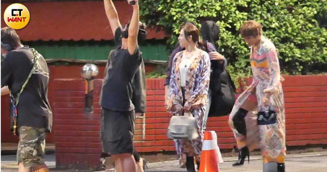 庄凯勛迈开腿跨过人行道上的石墩，露出长统靴和大腿，十分搞笑。（图／本刊摄影组）