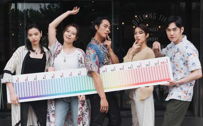 庄凯勛（中）《妮波自由式》一剧中饰演喜欢变装的男同志「MAMA」。（图／红杉娱乐提供）