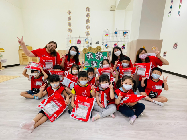 兒福聯盟捐新北1000個親子防疫包 ，提供幼兒園家長與孩子支持幫助。(照片/新北市教育局提供)