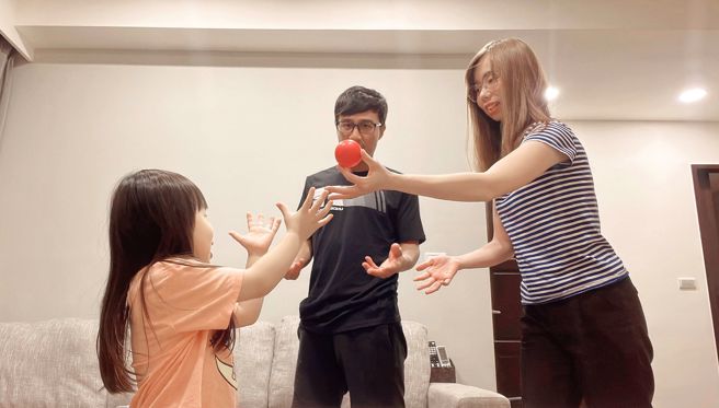 紓壓配方搭手作遊戲，讓親子透過互動小遊戲開心防疫。(照片/新北市教育局提供)