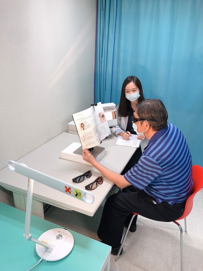 台湾职能治疗学会建议，使用阅读架，可维持良好阅读姿势方式。（图／台湾职能治疗学会）