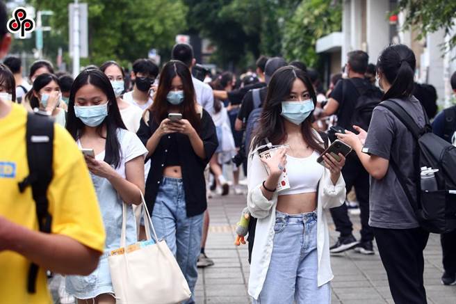 全教会预估未来分科测验报考人数还会下降，图是今年考生考完试离场状况。（本报资料照片）