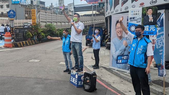 新北市議員王威元日前確診新冠肺炎，今(13)日是他康復解隔後第一場街頭拜票的活動。(黃敬文攝)