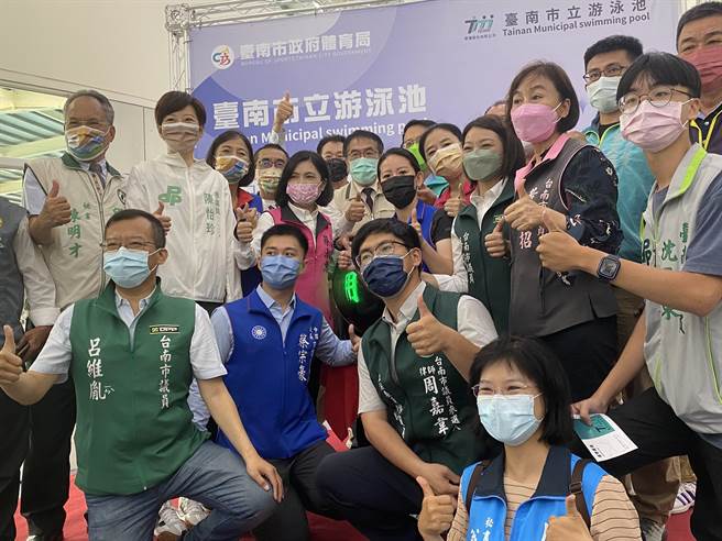 台南市長黃偉哲等多位民代一同見證台南市立游泳池今起正式營運。（曹婷婷攝）