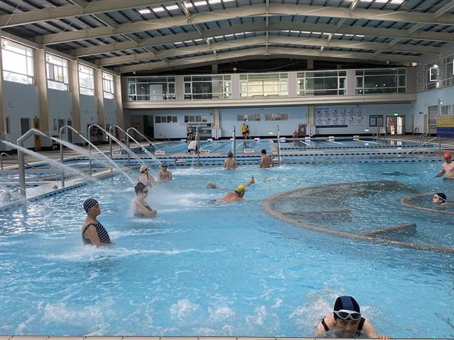 台南市立游泳池歷經近2年整修及優化工程，今天正式營運。（曹婷婷攝）