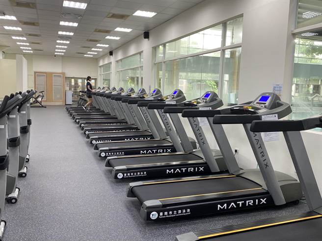 台南市立游泳池整修後再出發，增設跑步機等運動設施，今天正式營運。（曹婷婷攝）