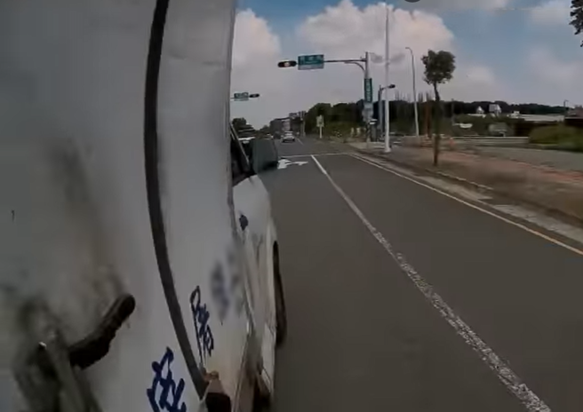 嘉義市西區本月初發生一起車禍，一輛小貨車疑似惡意逼車，撞倒機車騎士。（翻攝自YouTube頻道「WoWtchout - 地圖型行車影像分享平台」）
