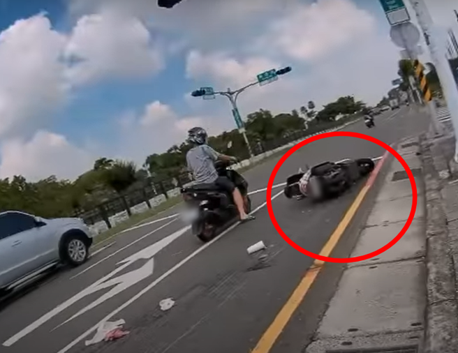 嘉義市西區本月初發生一起車禍，一輛小貨車疑似惡意逼車，撞倒機車騎士，騎車被撞倒在地。（翻攝自YouTube頻道「WoWtchout - 地圖型行車影像分享平台」）
