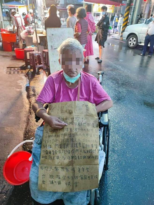 高雄市一對身障母子，每天搭捷運到鳳山等市區夜市情行乞，不過社會局表示，這對母子均領有低收身障補助，多所慈善單位曾提供補助款與物資持續濟助，王母已無婆婆可侍奉，生活上並無急難需求。(讀者提供／林雅惠高雄傳真)