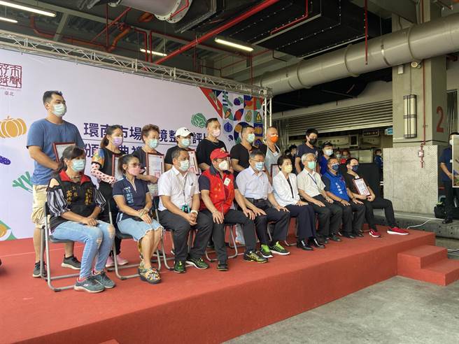 台北市长柯文哲、副市长黄珊珊今上午出席环南市场环境整洁评比颁奖典礼。（陈薏云摄）