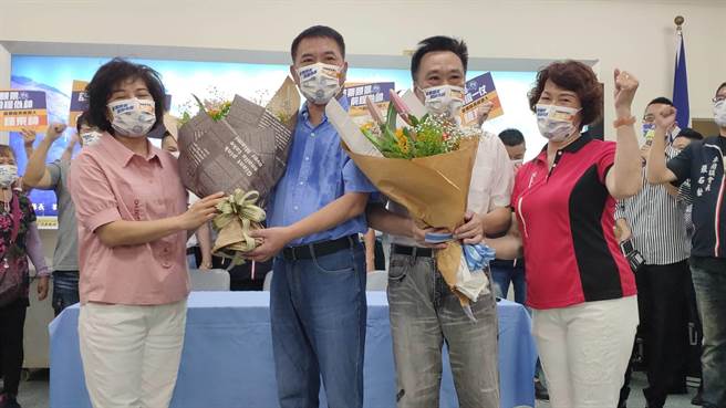 黄復兴苗栗党部主委李敏政（右２）也指自己遭突袭式解职。（李京升摄）