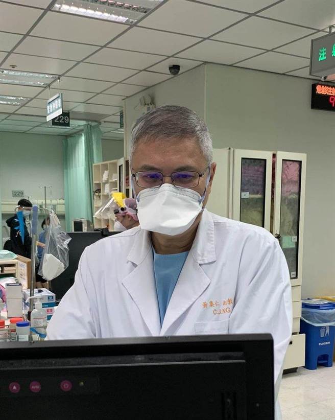 台北长庚医院院长黄集仁长期投入紧急医疗，推动院前救护、灾难及防疫应变，建构五级检伤制及远距紧急谘询平臺。（长庚医院提供）