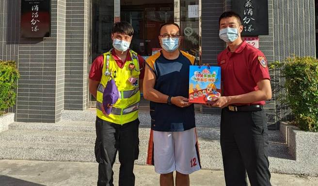 李男前往内坜消防分队感谢消防员救命之恩。(消防局提供／吕筱蝉桃园传真)