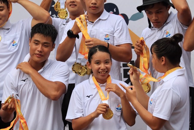 ▲ 花莲体中在全中运赛事中囊括三面金牌，展现惊人的龙舟实力，期待未来能在亚运赛会中为台湾争光！( 图／花莲县政府 提供)