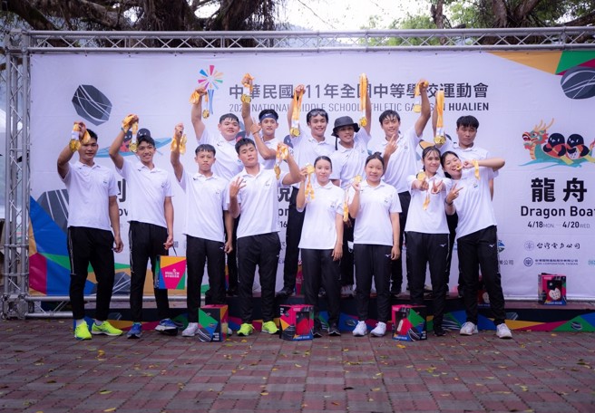▲ 花莲体中在全中运赛事中囊括三面金牌，展现惊人的龙舟实力，期待未来能在亚运赛会中为台湾争光！( 图／花莲县政府 提供)
