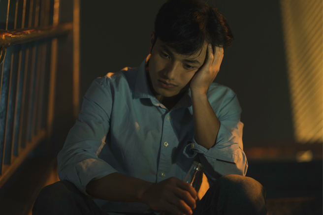 研究显示，在青春期和青年期单独饮酒，会大增其在日后生活中罹患酒精使用障碍的机率。（示意图／Shutterstock）