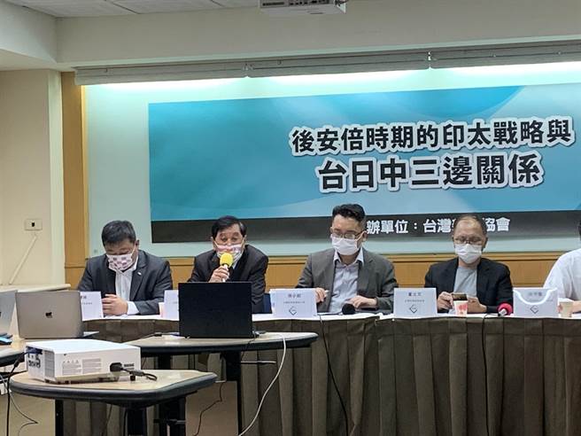 台湾安倍之友会长陈唐山今天表示，日本政府在主流民意下将延续「安倍路线」，台日关系不会改变。（林缙明摄）