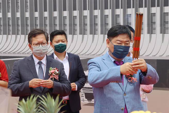 桃园市长郑文灿（左）为鼓励桃园在地规模最大优良餐饮企业飨宾集团在嘉义设厂，今也亲临嘉义致贺。（吕妍庭摄）