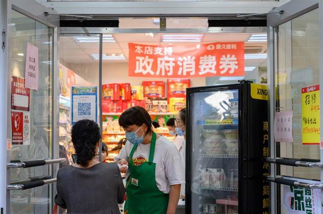 图为山西投入逾13亿元人民币促消费市场回暖。（摘自中新社）