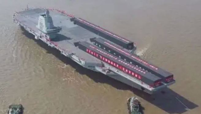 舷號「18」的中方海軍003型航母「福建」艦6月17日下水後，將按計畫陸續展開繫泊試驗和海試。（央視）