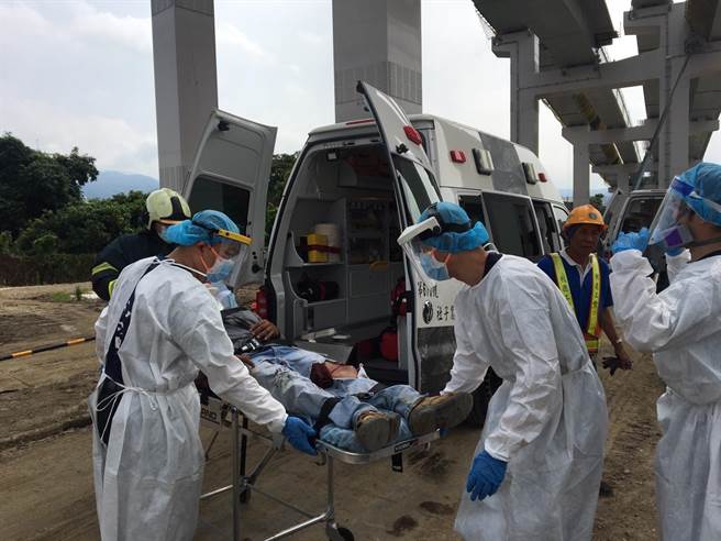 洲美快速道路工地意外一名工人腿部受伤送医。（翻摄画面）