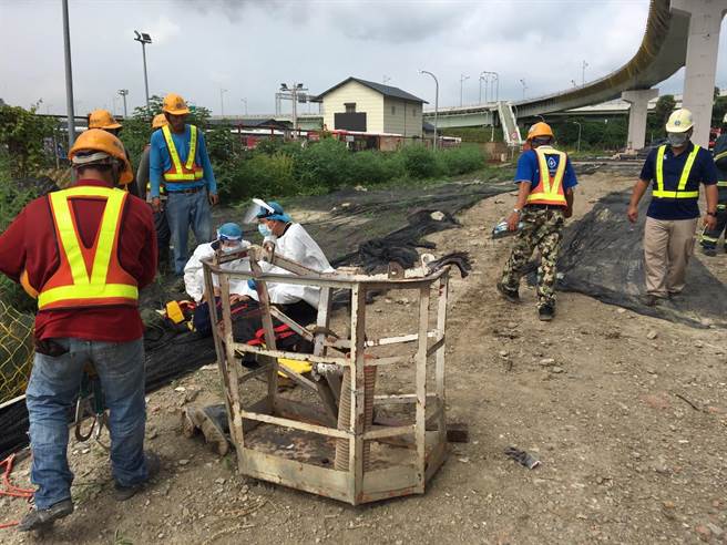 福国路匝道工程工地意外，2名工人受伤。（翻摄画面）