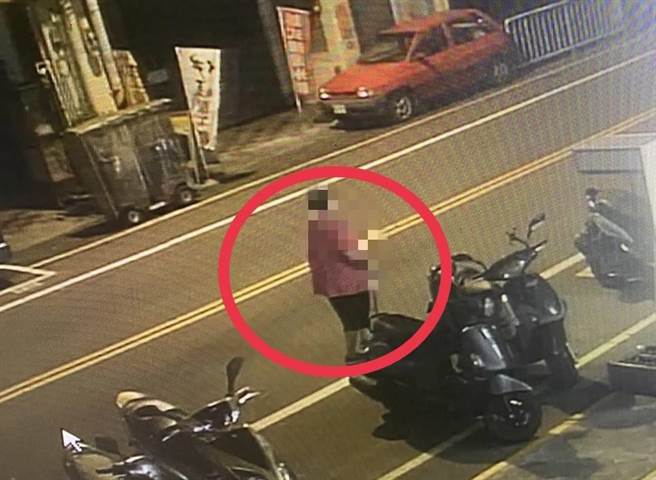 警方透過監視器掌握老婦人行走方向。（翻攝照片／李京昇苗栗傳真）