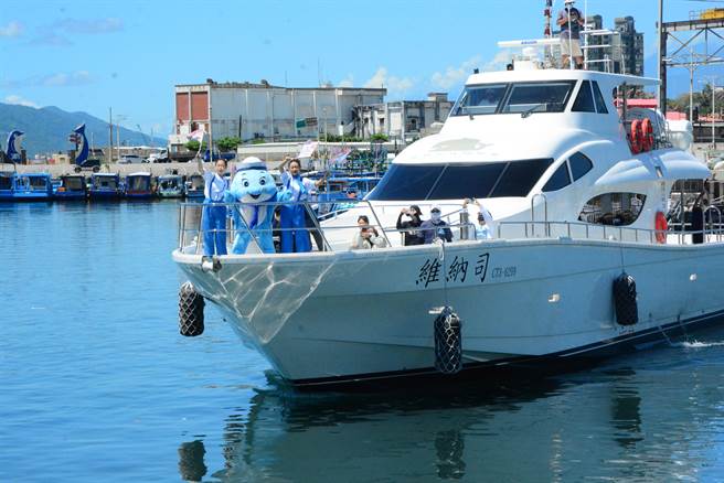 花莲远雄海洋公园与5家赏鲸业者串连，票价折扣又可折抵赏鲸票，赏鲸业粗估人潮可翻涨一倍，目标每日载出海达2千人次。 （王志伟摄）