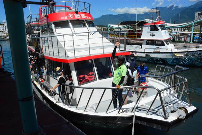 远雄海洋公园结合赏鲸业者，15日起，平日入园加赏鲸，最多900元就能玩透透。（王志伟摄）