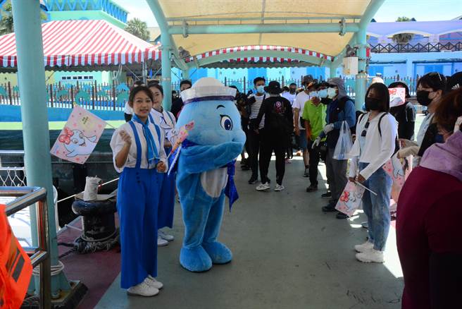 暑假是赏鲸旺季，海洋公园与赏鲸业合作，今早出海赏鲸游客热络。（王志伟摄）