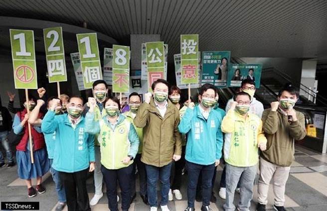 民进党去年在同场地进行「四个不同意」宣讲，基隆市长参选人谢国梁痛批台铁局双标。（基隆市长参选人陈薇仲提供／陈彩玲基隆传真）