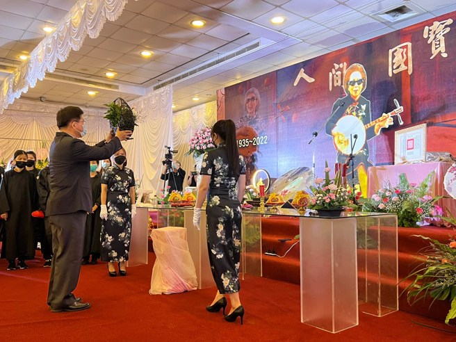 民进党新北市长参选人林佳龙（左）出席「人间国宝」台湾念歌说唱艺术家杨秀卿老师告别式。（图／取自林佳龙脸书）