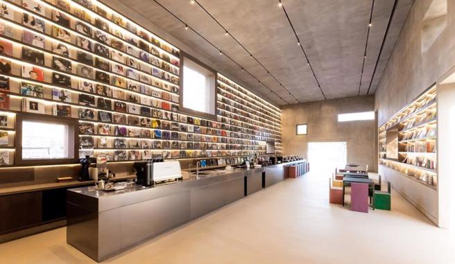 诚品生活16日将在土城青福街开展新据点，店内挑高5米、採用清水模设计，以大面书墙和逾500片黑胶迎接读者。（图/ 中央社）