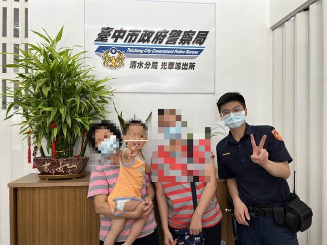男童家人到派出所带回男童，并感谢警方帮忙。（警方提供／陈淑娥台中传真）