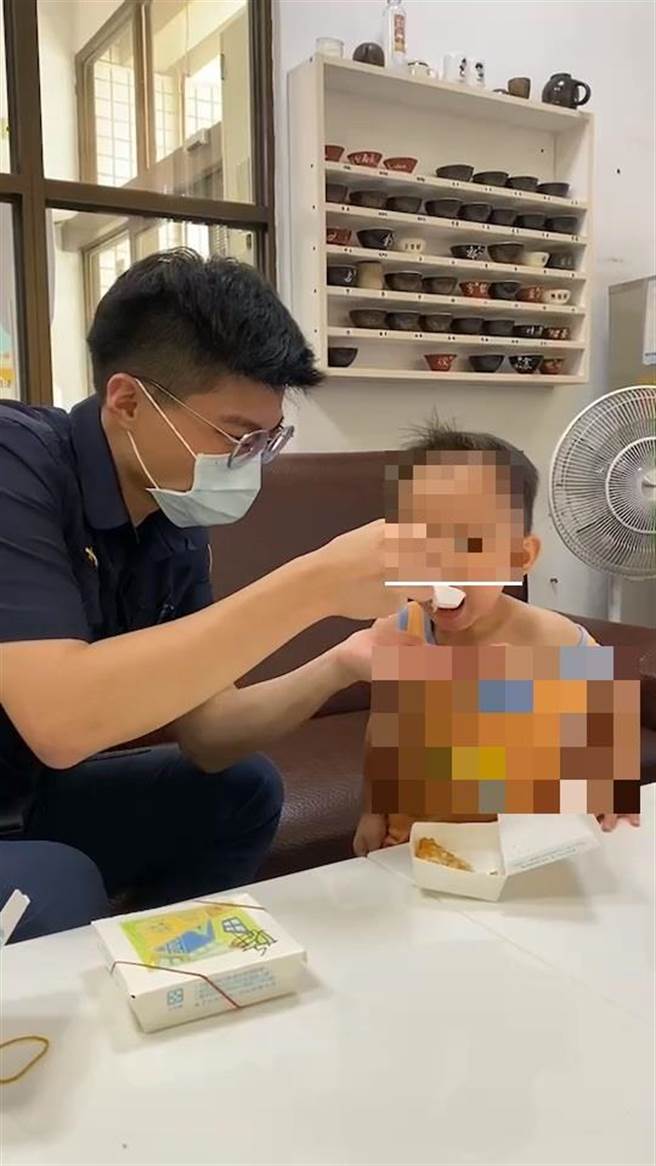 员警当起保母照顾男童。（警方提供／陈淑娥台中传真）
